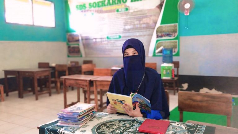 Putri Dasena, S.Pd